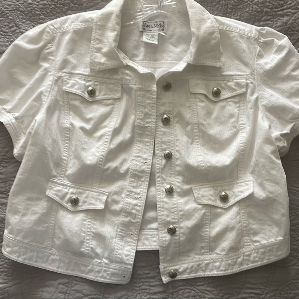 Cropped white jacket.